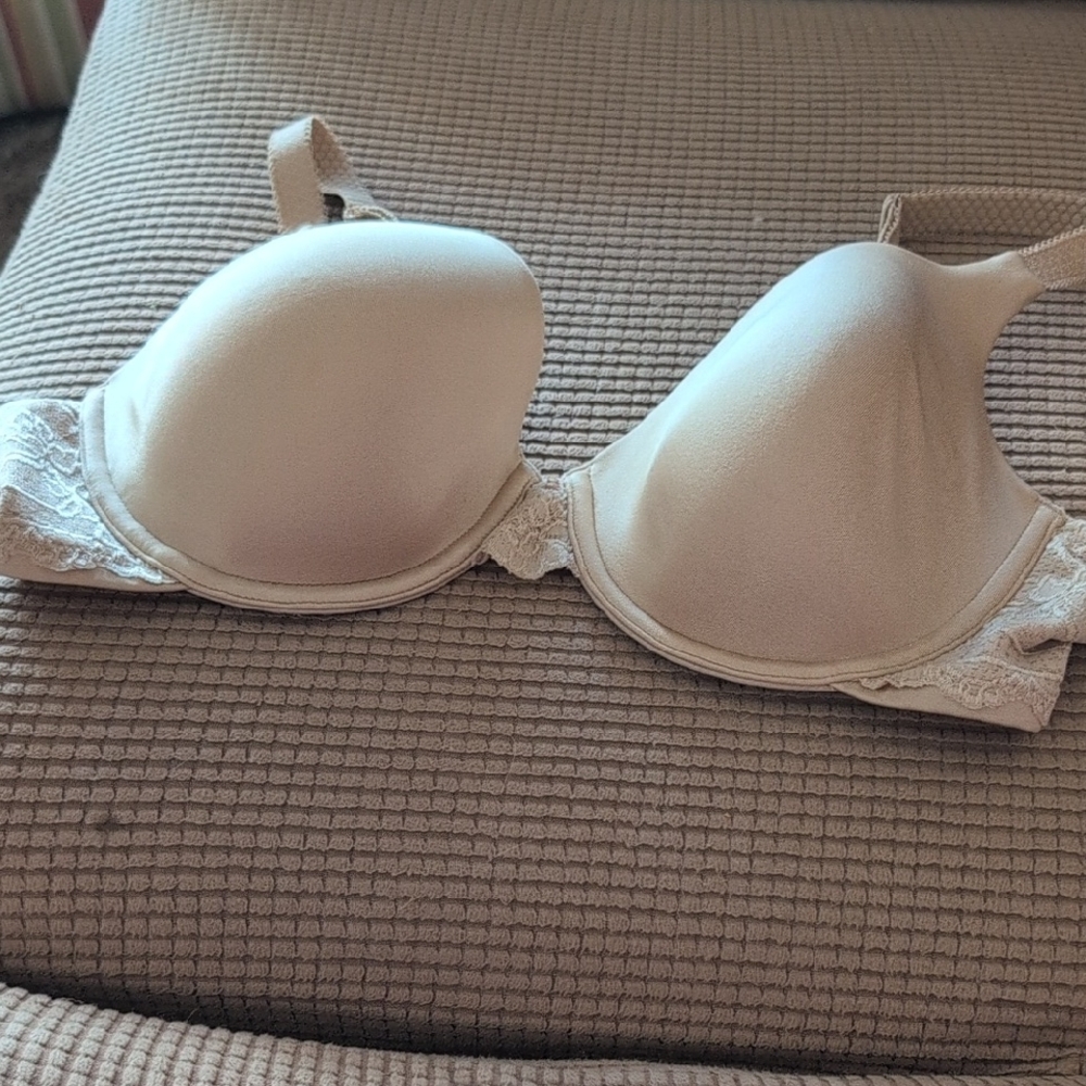Vanity Fair Elegant Cream Lace and Nylon Bra